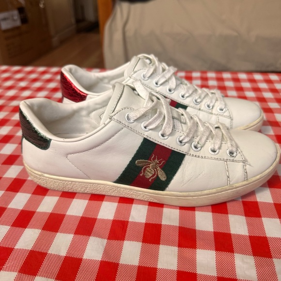 Women's Gucci Authentic Ace Sneaker with Bee US 6 /36 EU pre-owned - Picture 2 of 12